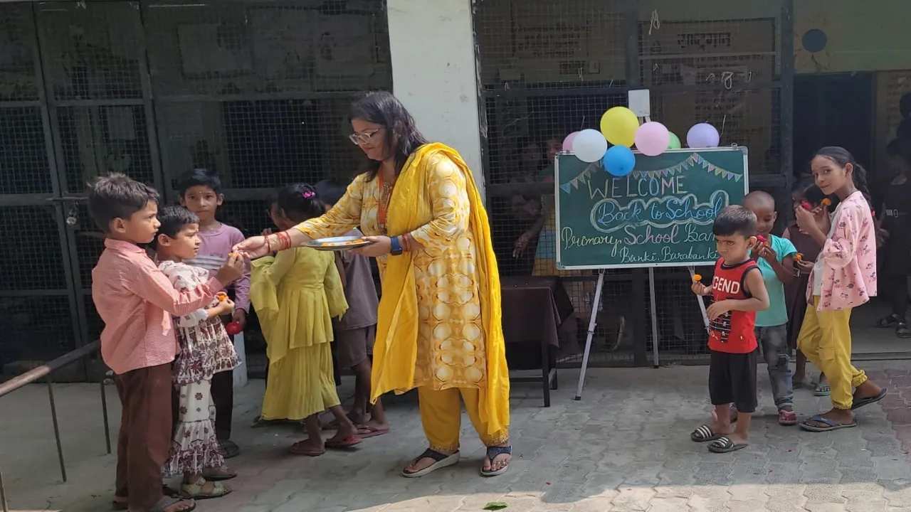 स्कूल पहुंचे छात्रों का तिलक लगाकर स्वागत, पहनाई फूलों की माला