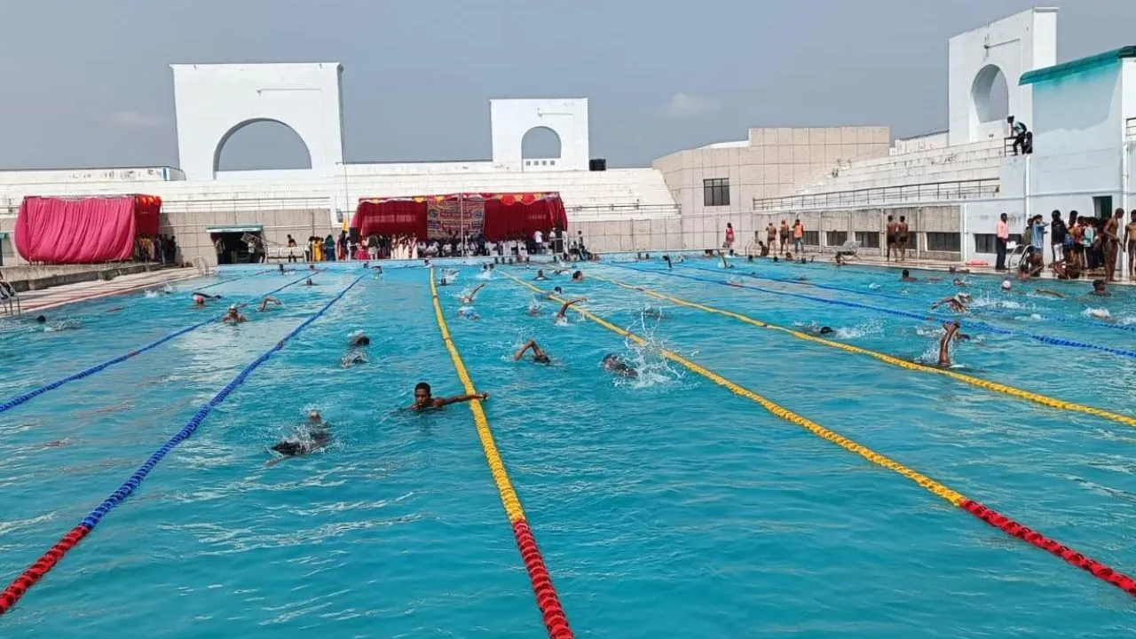 Kanpur: स्वीमिंग पूल या वॉटर पार्क में नहाने से कान में संक्रमण...हैलट में दर्जनों की संख्या में आ रहे मरीज, इन बातों का रखें ध्यान