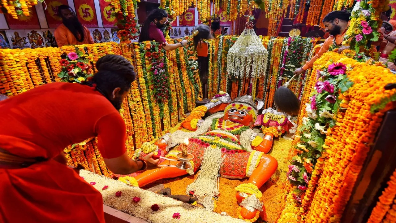 बड़ा मंगल : लेटे हनुमान मंदिर में गूंजी बजरंगबली की जय-जयकार
