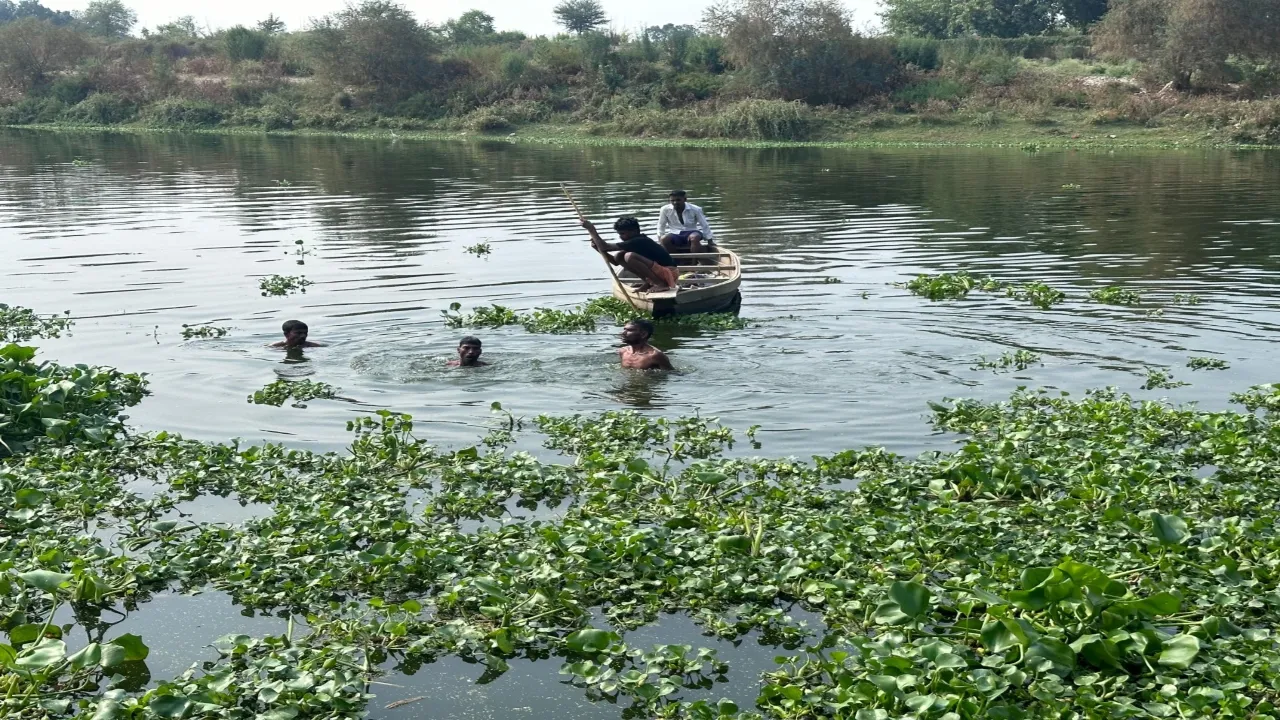 बाराबंकी में  मित्र के साथ फोटो खिंचवाते समय नदी में डूबा किशोर