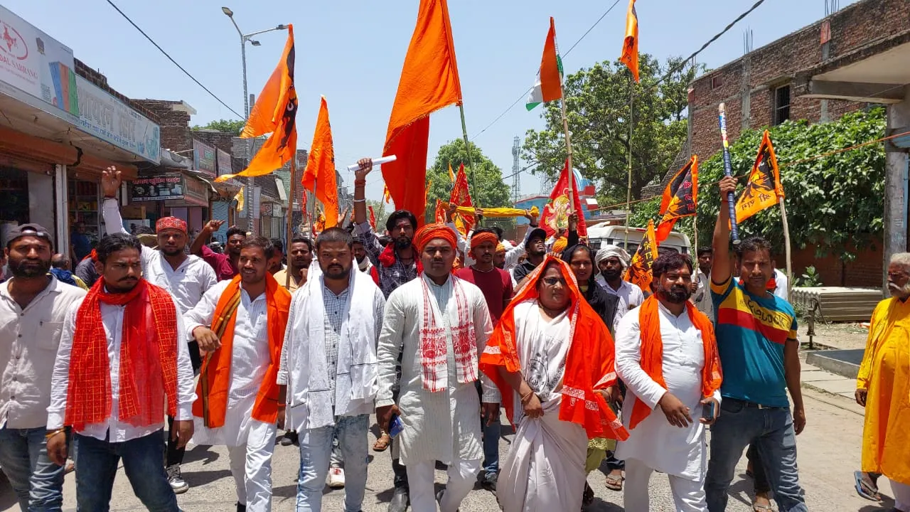 बहराइच : पूजा अर्चना के लिए हिंदू संगठन के लोग आए सामने, प्रदर्शन