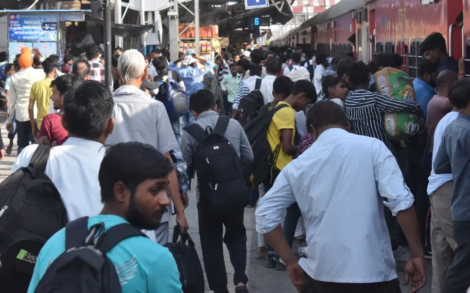 Bareilly News: ट्रेनों में बढ़ने लगी भीड़, अगले 15 दिन और भी मुश्किल होगा सफर