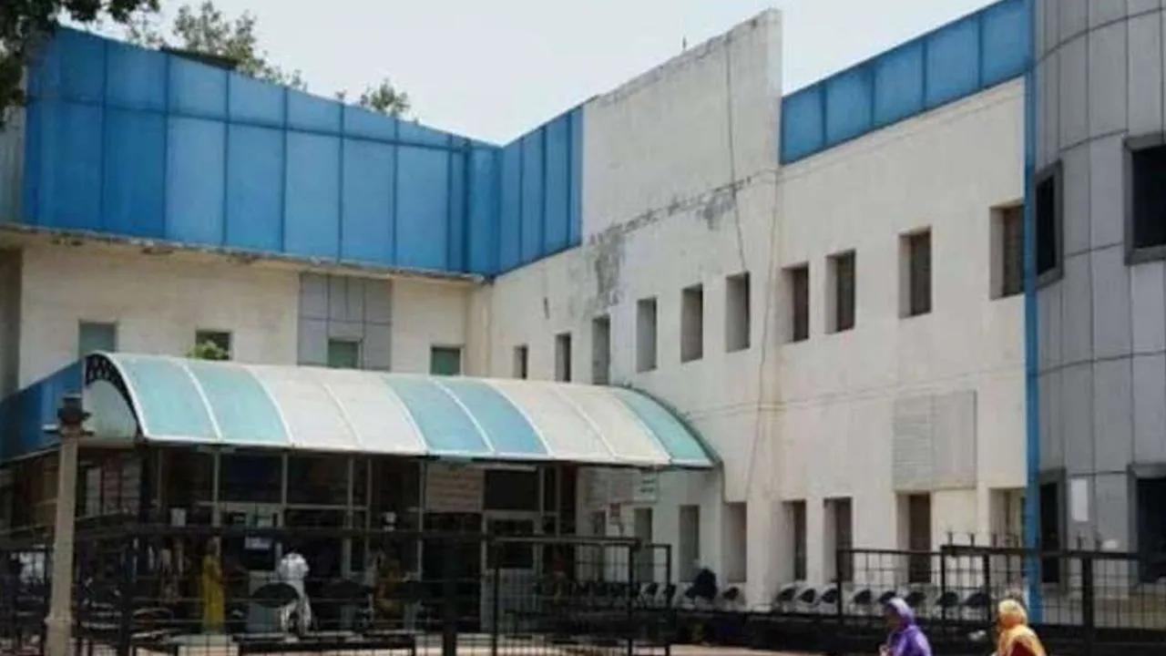 Kanpur: हैलट अस्पताल के कैंपस में निर्माणाधीन सबस्टेशन का लेंटर गिरा, दो मजदूर गंभीर रूप से घायल, इमरजेंसी वार्ड में भर्ती