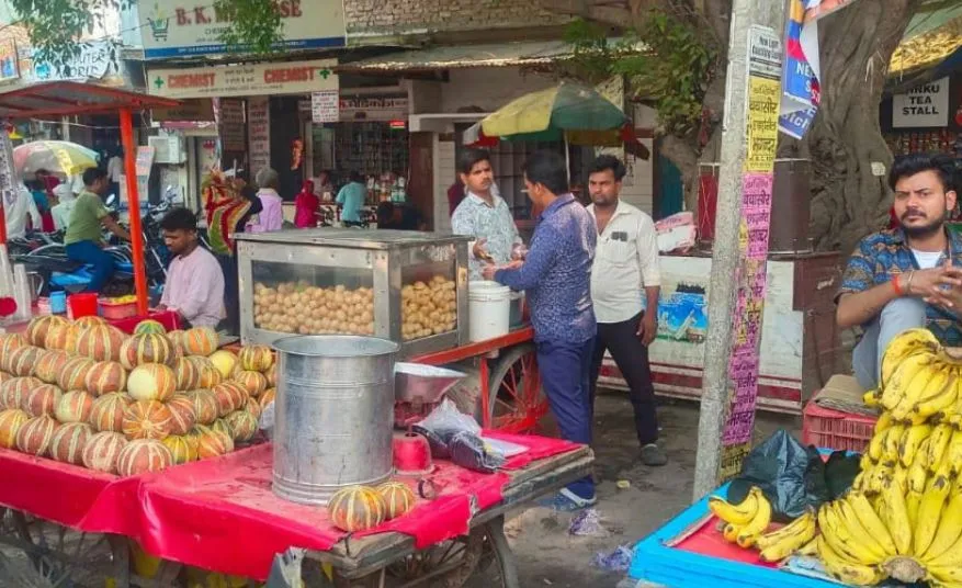 Bareilly News: पटरी तक दुकानदारों का कब्जा, ठेले वाले सड़क पर जमे, जाम से जूझ रहे फरीदपुर वासी 