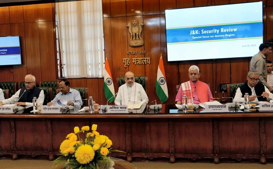 गृह मंत्री अमित शाह ने की जम्मू-कश्मीर के सुरक्षा हालात की समीक्षा, हाईलेवल मीटिंग में  NSA डोभाल और IB चीफ समेत कई बड़े अफसर रहे मौजूद 