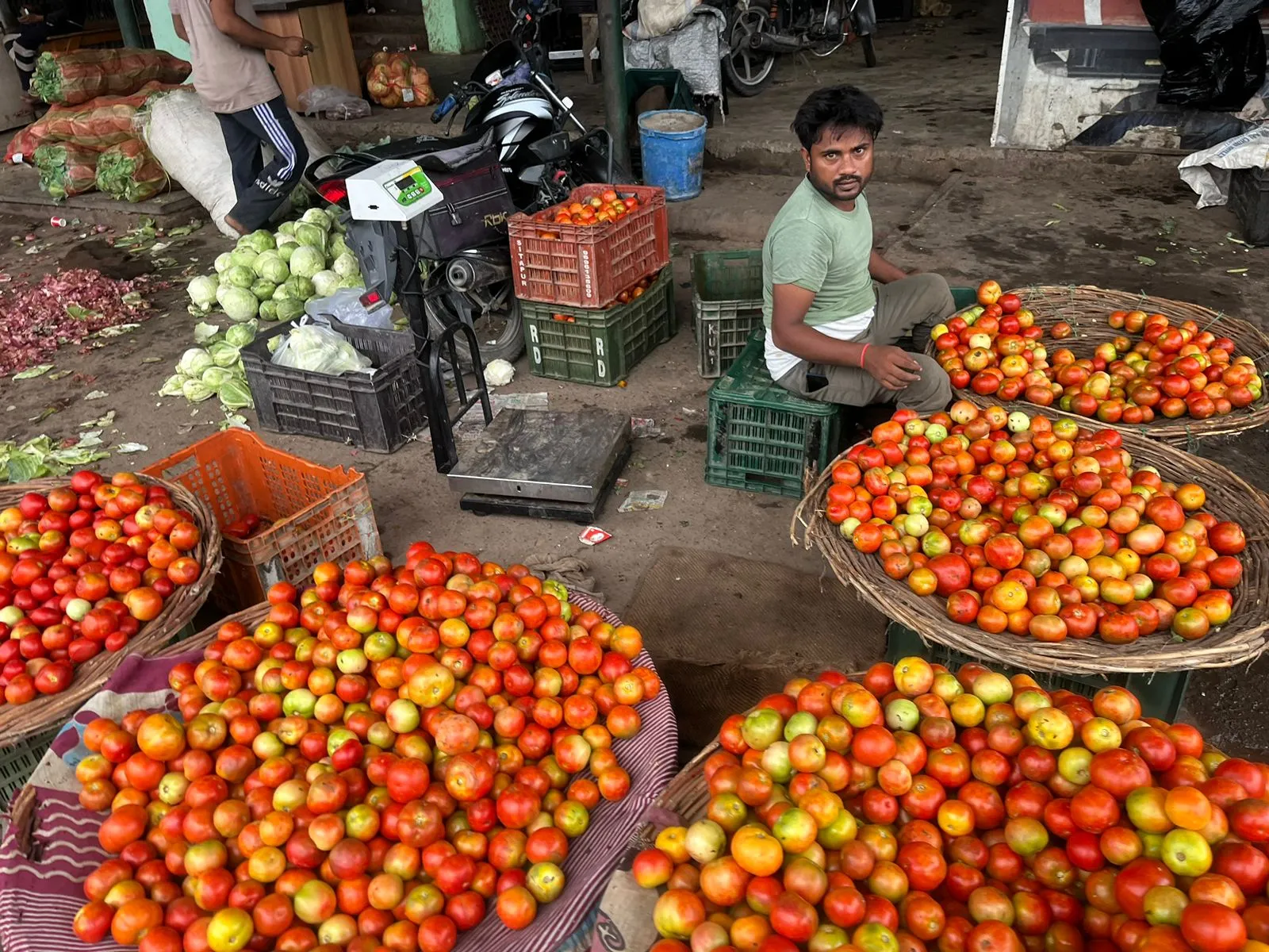 बरेली: महंगाई की मार...टमाटर के रेट हुए डबल, धनिया दोगुना से पार
