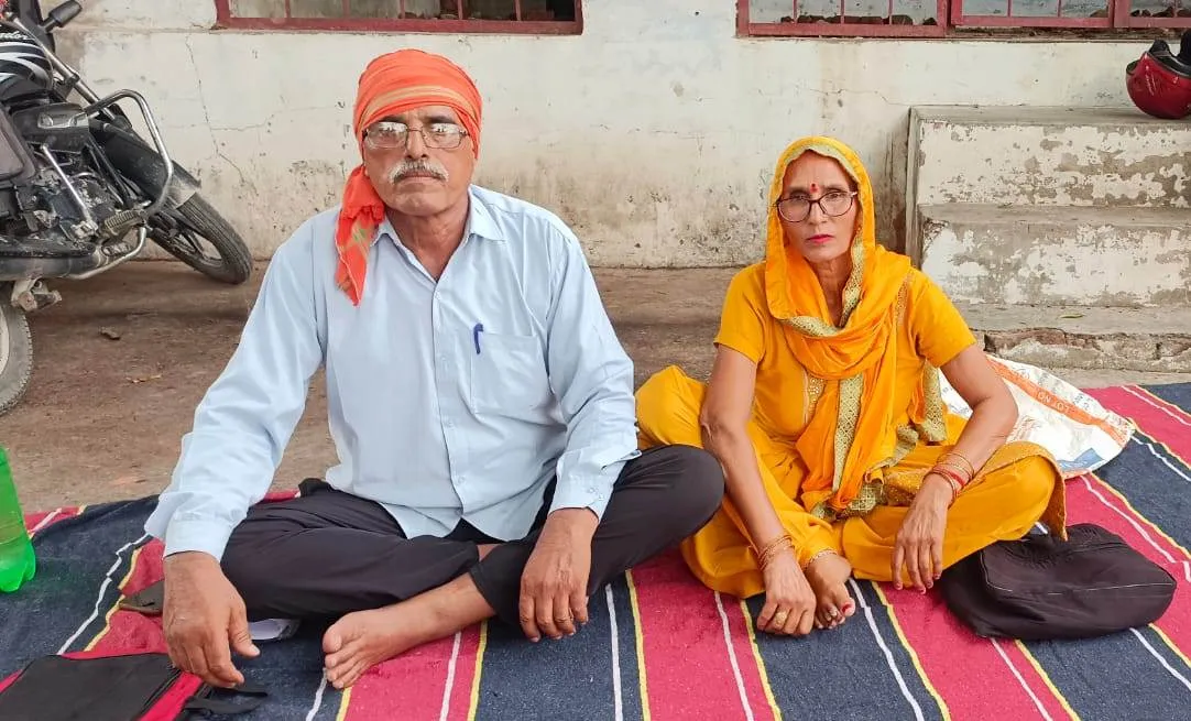 काशीपुर: जमीन विवाद को लेकर धरने पर बैठे दंपत्ति
