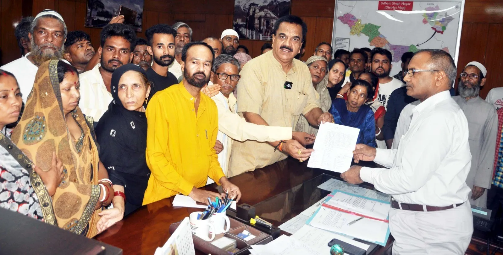 रुद्रपुर: सैकड़ों लोगों के साथ पूर्व विधायक ने डीएम का किया घेराव, प्रशासन ने भेजा था सैकड़ों लोगों को नोटिस