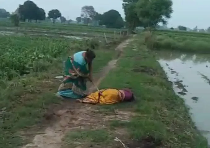 कासगंज: भतीजे की जमीन पर अवैध कब्जे का विरोध करने पर मां बेटी को बुरी तरह से लाठी डंडों से पीटा