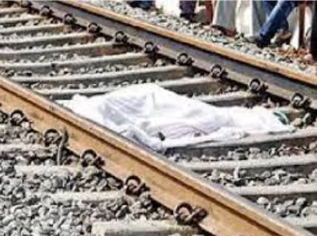 कासगंज: मथुरा कासगंज रेलवे ट्रैक पर अधेड़ व्यक्ति का शव क्षति विक्षप्त हालात में पड़ा मिला