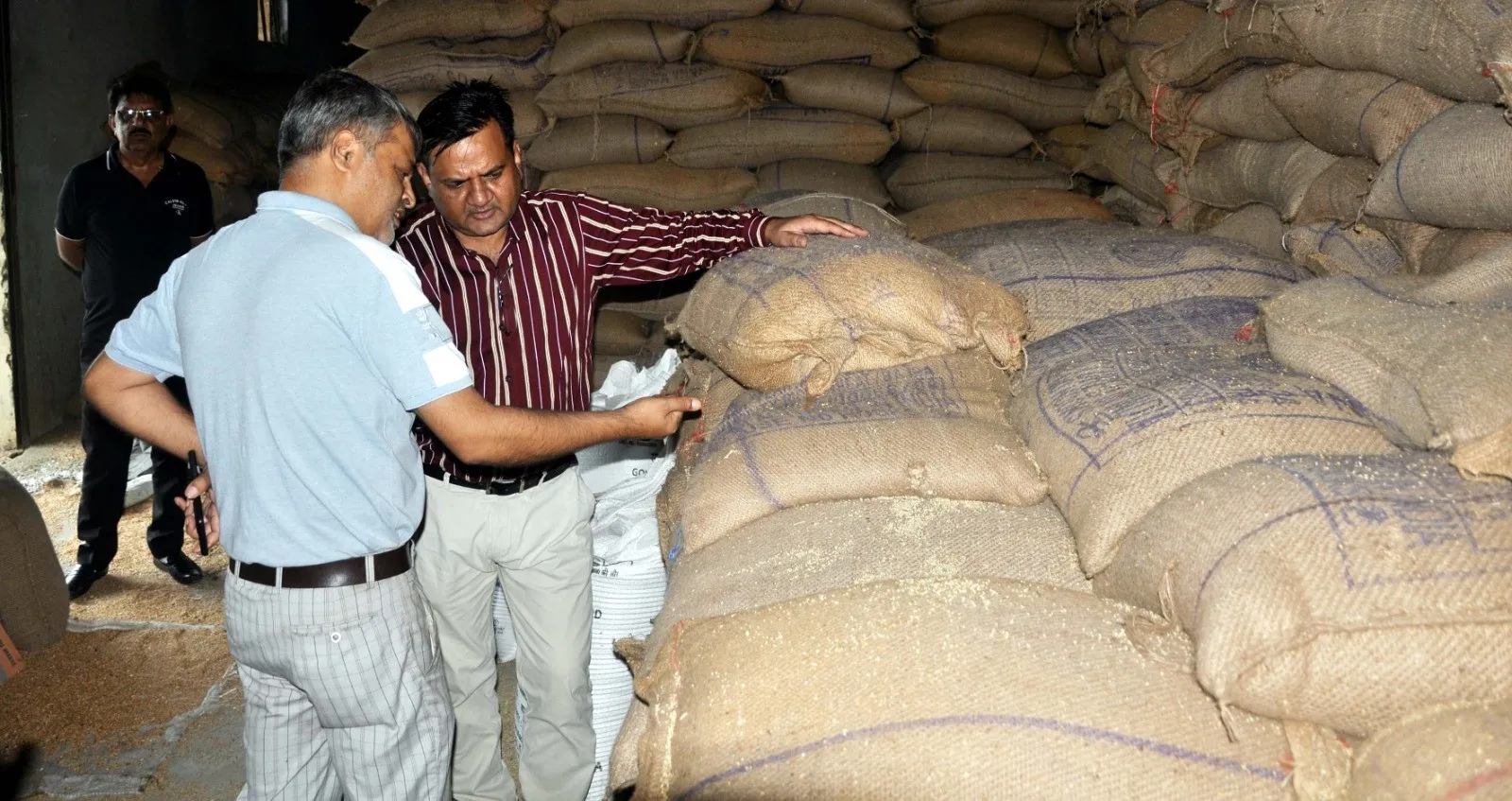 रुद्रपुर: खाद्य एवं नागरिक आपूर्ति गोदाम में उपायुक्त का छापा