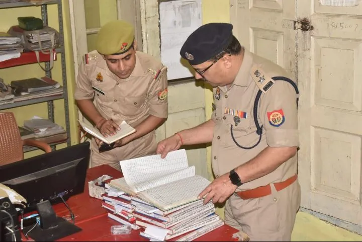बदायूं: एसएसपी ने थाने और चौकियों का किया निरीक्षण, चेक की 112 की गाड़ियां