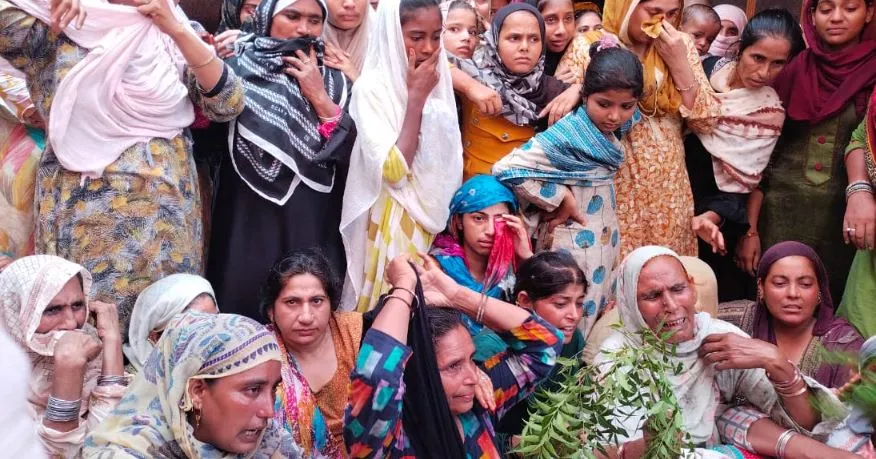 रामपुर: हज से लौटे पिता और तीन बेटों समेत पांच की सड़क हादसे में मौत