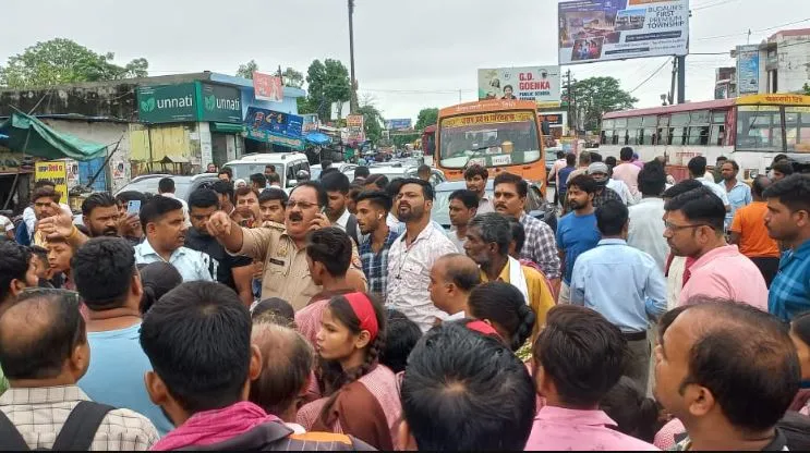 बदायूं: स्कूल में जलभराव तो बच्चों ने राजमार्ग पर लगाया जाम, नगर पालिका ने समस्या दूर करने का दिया आश्वासन