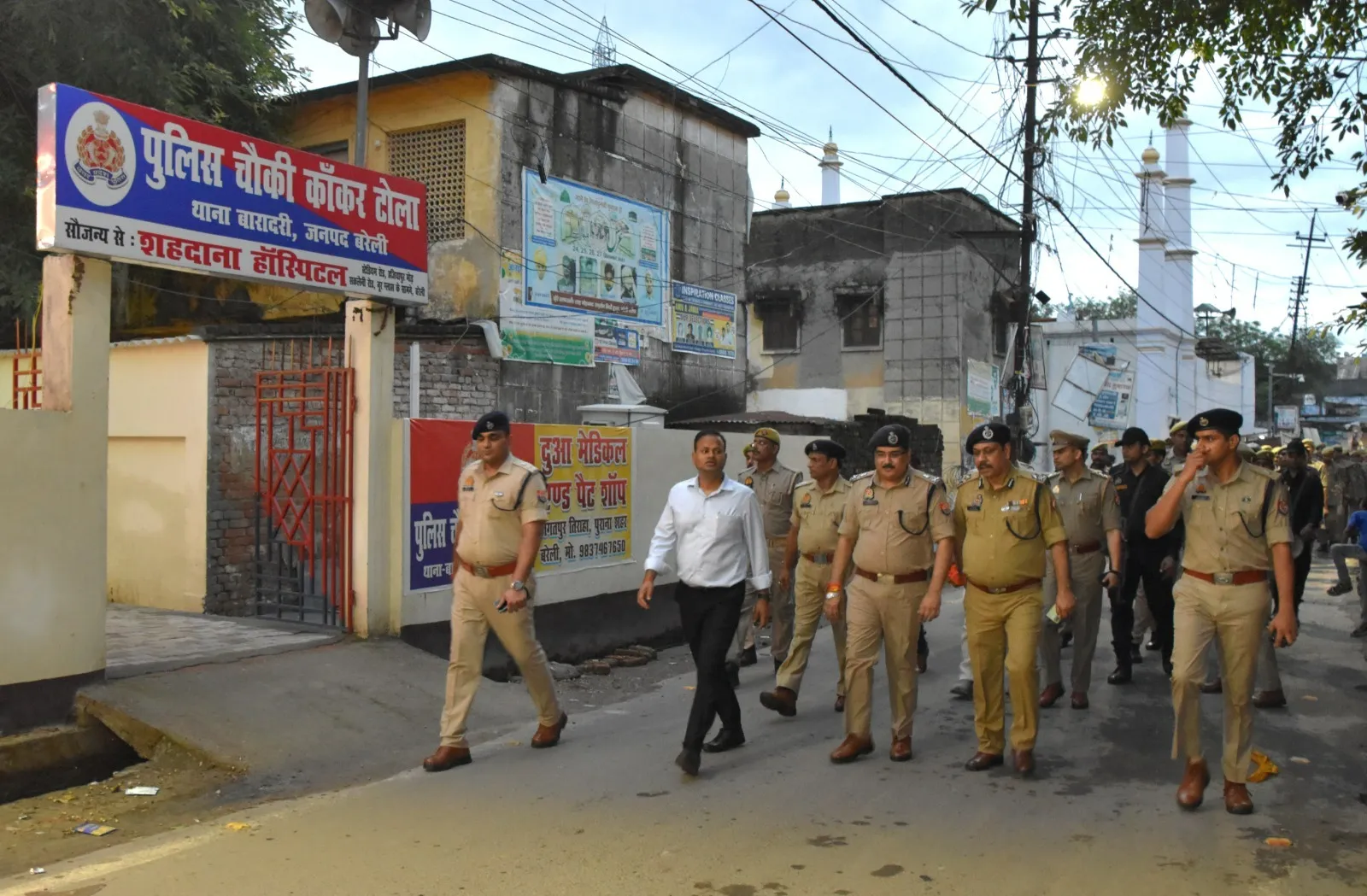 बरेली: कांवड़ यात्रा से पहले जोगी नवादा में पुलिस अधिकारियों ने की पैदल गश्त, शांति व्यवस्था बनाए रखने की अपील