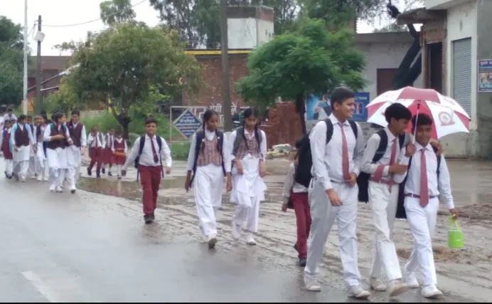 कासगंज: कहीं धूप, कहीं छांव, कई बार मौसम ने बदला मिजाज