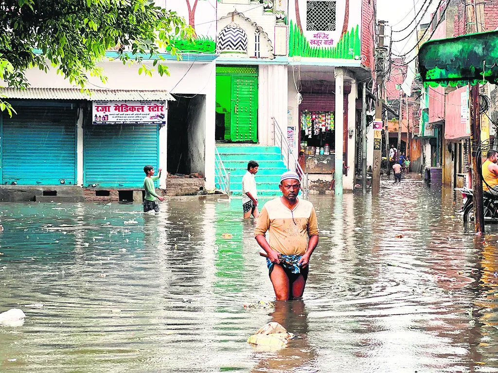 बरेली: झमाझम बारिश से कई मोहल्लों में जलभराव...घुटनों तक भरा पानी, देखें फोटो