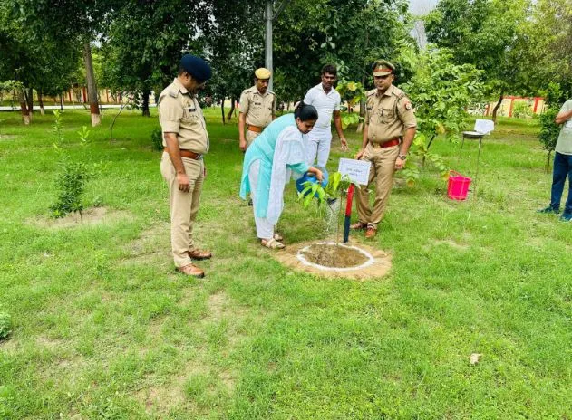 कासगंज: एक पौधा मां के नाम अभियान के तहत रोपे गए पौधे 