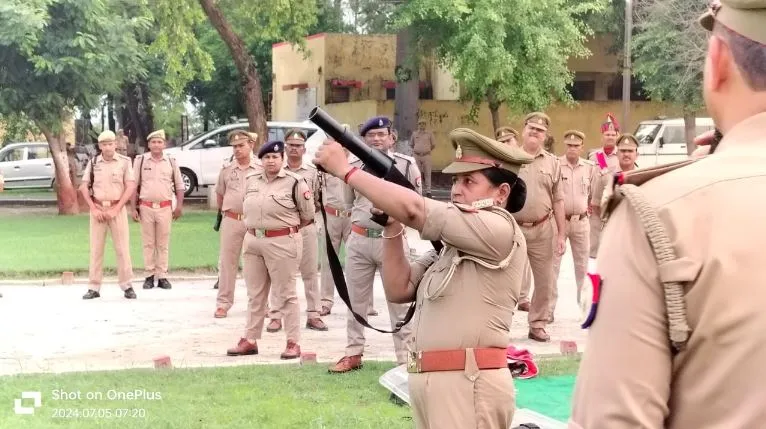 कासगंज: पुलिस कर्मियों ने दंगा नियंत्रण उपकरणों का किया अभ्यास 