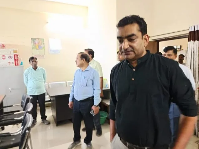 कासगंज: कार्यालयों में अनुपस्थित मिले अधिकारी और कर्मचारी, सीडीओ खफा