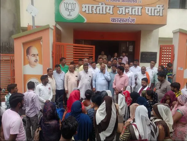 कासगंज: आशाओं कार्यकर्ताओं ने भाजपा जिला कार्यालय पर किया प्रदर्शन, स्वास्थ्य अधीक्षक और बीसीपीएम पर लगाया रिश्वत मांगने का आरोप 