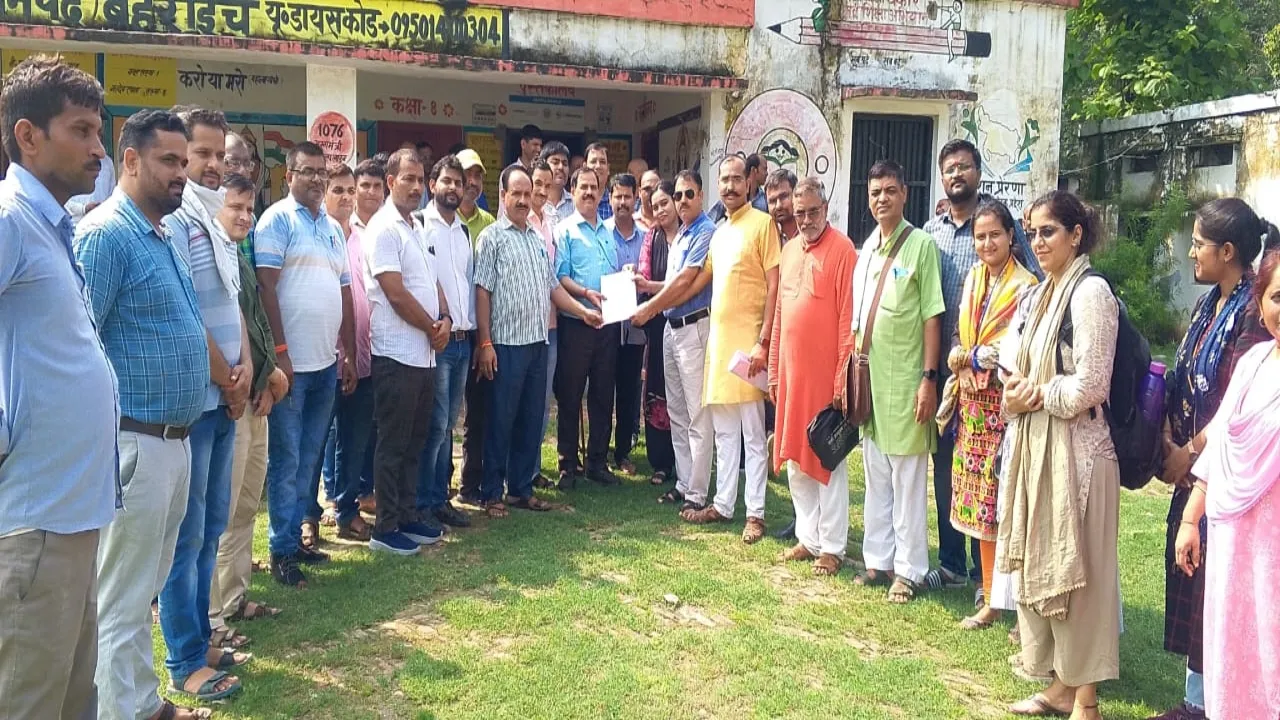 पयागपुर के 42 शिक्षक संकुलों ने दिया सामूहिक त्यागपत्र, कहा-समस्याओं के निदान बिना डिजिटल अटेंडेंस स्वीकार नहीं