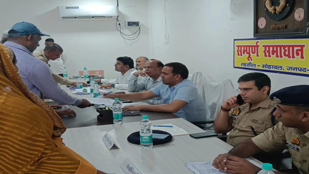 अयोध्या जिलाधिकारी का आदेश-गांवों में एक दिन कैंप करें अधिकारी 