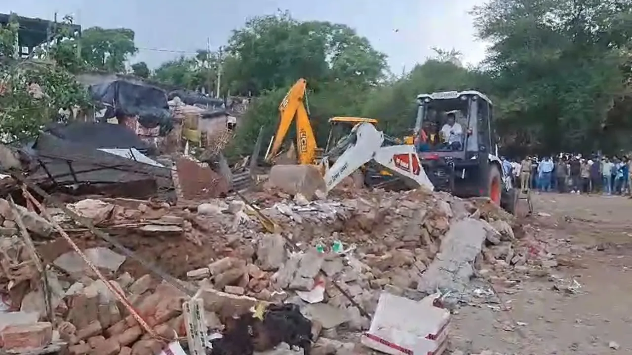 लखनऊ में अकबरनगर के बाद अब चौक फूल मंडी भी खत्म, हुआ जबरदस्त बुलडोजर एक्शन-देखिये Video  