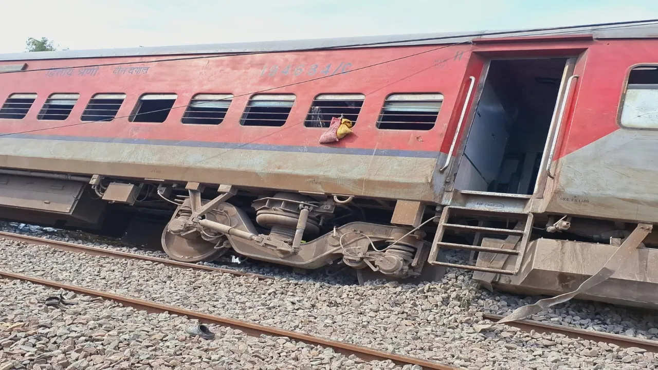 Video Gonda train accident : SDRF-NDRF की टीमें पहुंची गोंडा, बंद हुआ लखनऊ-गोरखपुर रेल रुट