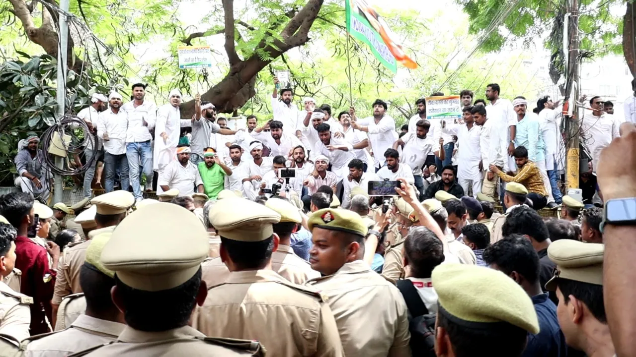 नीट परीक्षा में धांधली पर यूथ कांग्रेस ने किया लखनऊ में बड़ा प्रदर्शन, मांगा शिक्षा मंत्री का इस्तीफा    