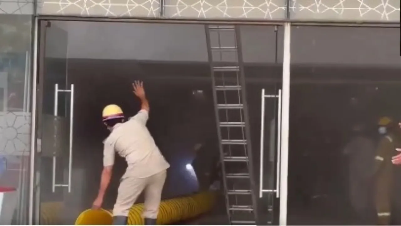 नोएडा के लाजिक्स मॉल में लगी आग, काबू पाने में जुटे फायर फाइटर 