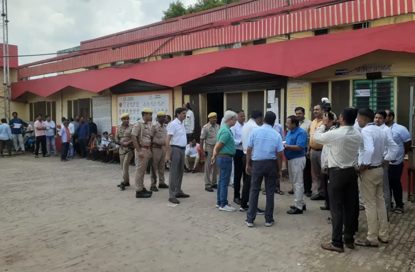 बरेली: आरटीओ में डीएम ने मारा छापा...गेट बंद कर 13 संदिग्ध दबोचे, चार पर रिपोर्ट