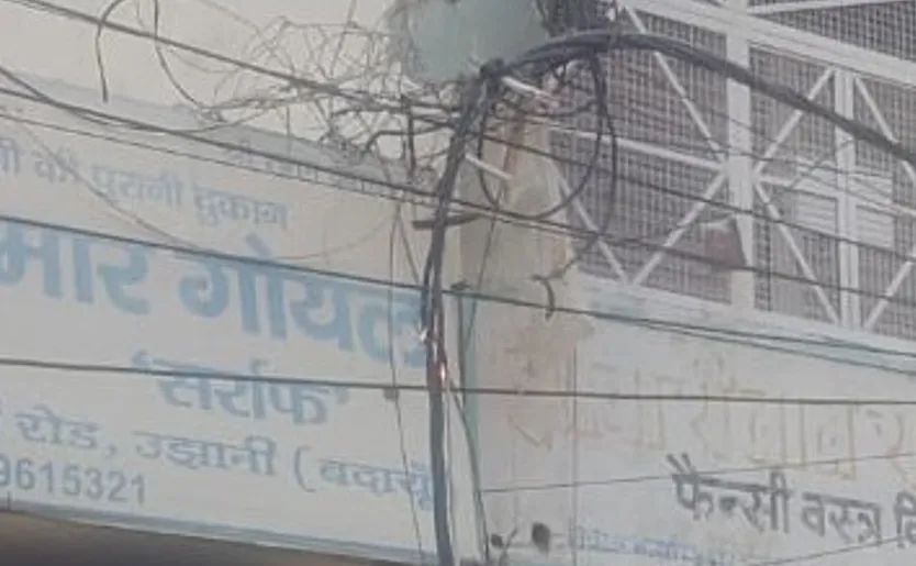 बदायूं: बीच बाजार में टूटकर गिरा हाईटेंशन लाइन का तार, व्यापारियों में मची भगदड़