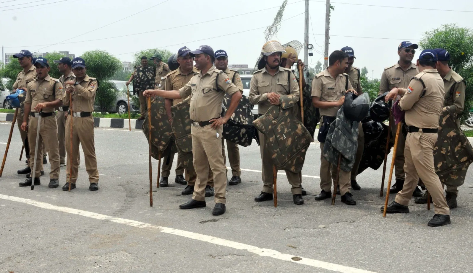 रुद्रपुर: पथराव, बवाल के बीच ध्वस्त हुई 46 झुग्गी-झोपड़ियां व मकान