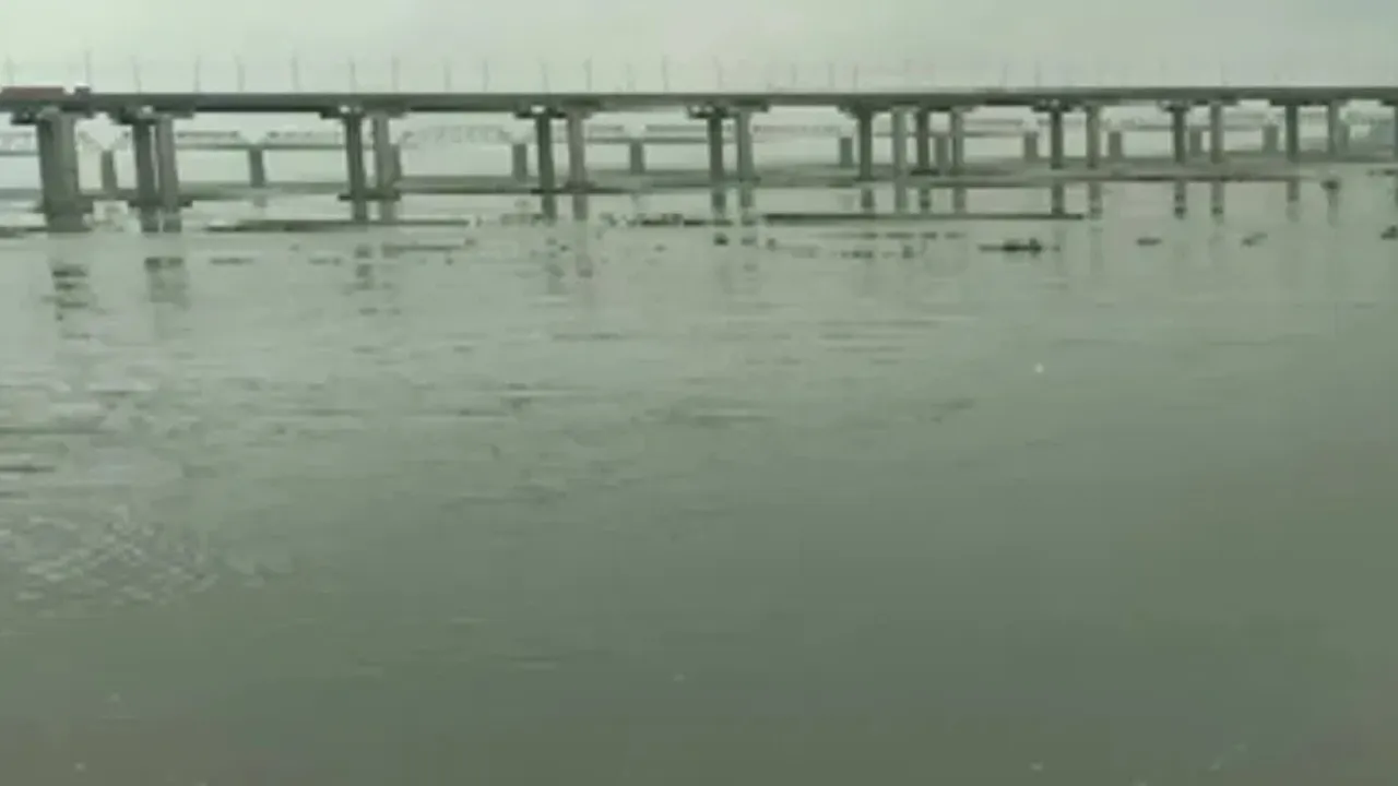 प्रयागराज में गंगा-यमुना का बढ़ रहा जलस्तर, तटीय इलाके के लोगों को किया गया अलर्ट 