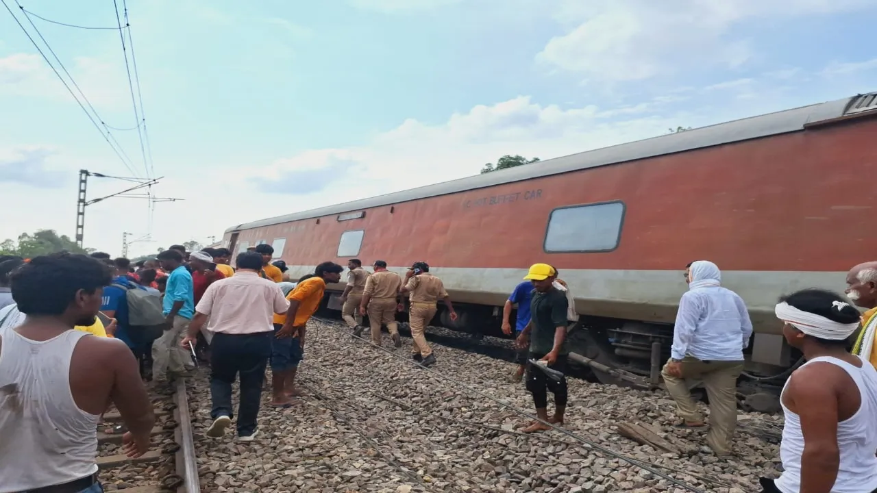 Gonda train accident: कटिहार-अमृतसर एक्सप्रेस सहित कई ट्रेनों का रूट डायवर्ट, देखिए लिस्ट 