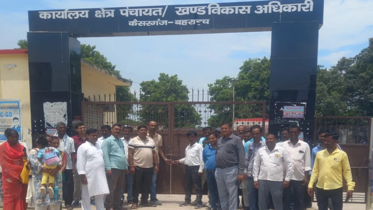 कैसरगंज के रोजगार सेवकों ने ब्लॉक कार्यालय पर लगाया ताला, मानदेय न मिलने पर किया प्रदर्शन 