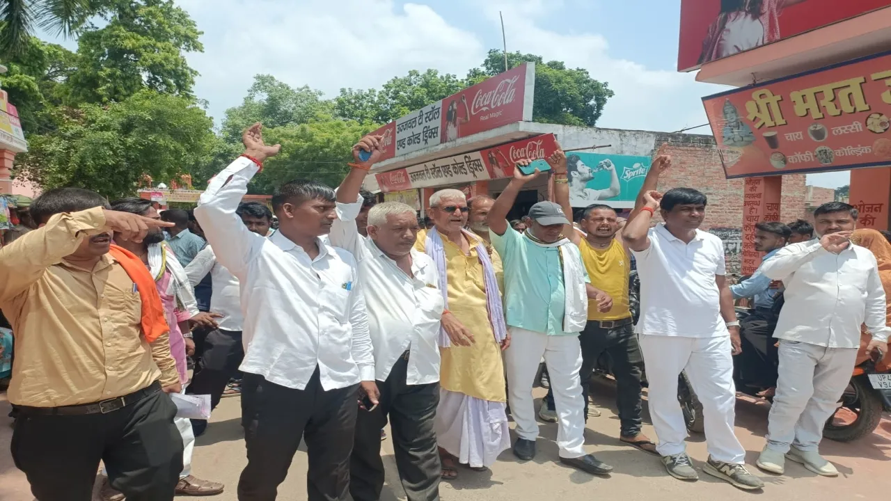 अयोध्या: भदरसा की रात तनाव तो दिन प्रदर्शन में गुजरा, भाजपा कार्यकर्ताओं ने की नारेबाजी  