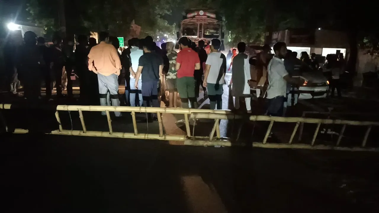 बहराइच: बिजली कटौती से नाराज लोगों ने जाम की सड़क, भीषण उमस में उठा रहे परेशानी 