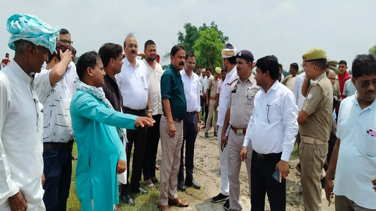 अधिकारी बाढ़ प्रभावित लोगों को उपलब्ध कराएं सुविधाएं, अंबेडकरनगर DM ने दिए निर्देश  