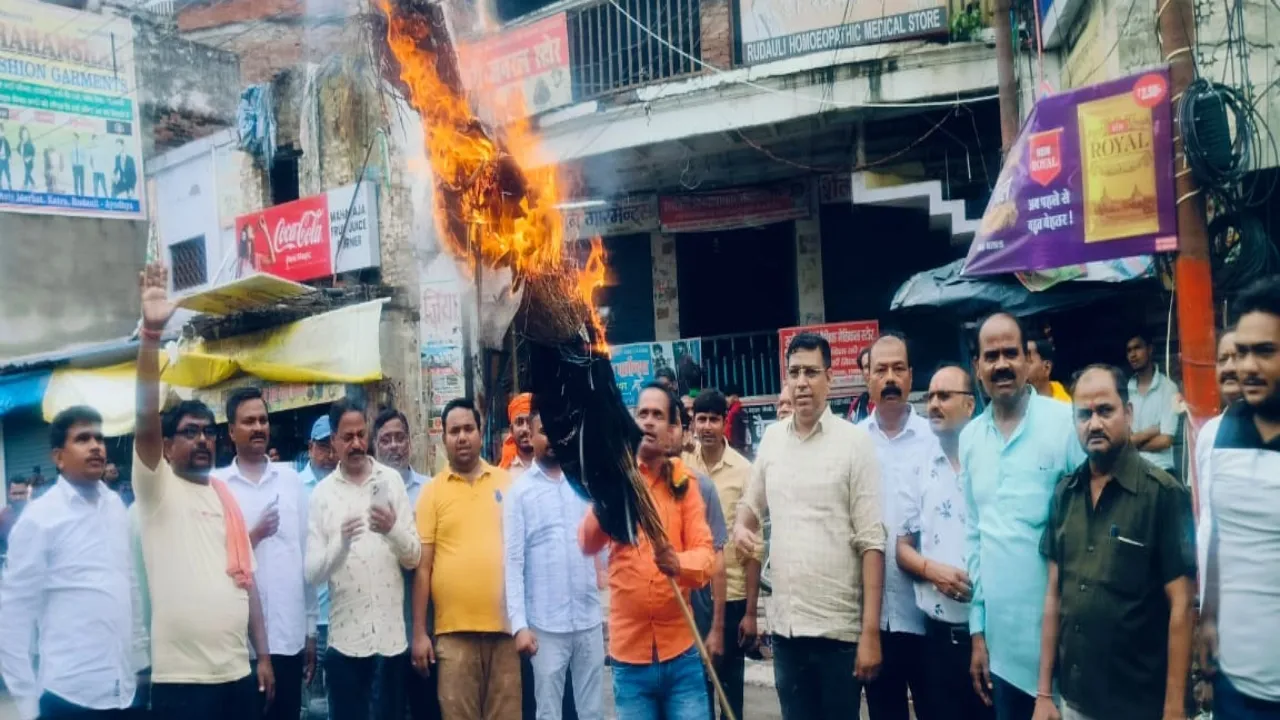 अयोध्या में भाजपा कार्यकर्ताओं ने जलाया सांसद राहुल गांधी का पुतला