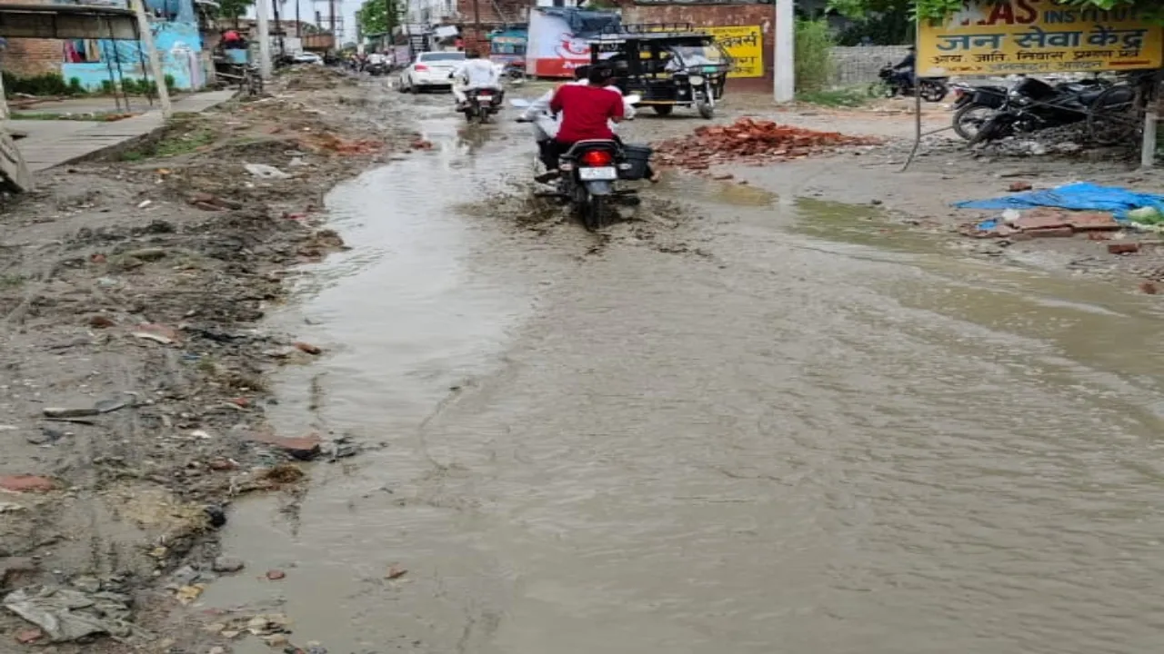 अयोध्या: पहली बरसात ने ही खोल दी नगर पंचायत खिरौनी की पोल, तालाब बनीं सड़कें 