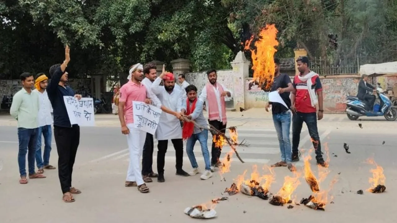 प्रयागराज: पेपर लीक पर भड़के सपा छात्रसभा कार्यकर्ताओं ने जलाया विधायक बेदीराम का पुतला