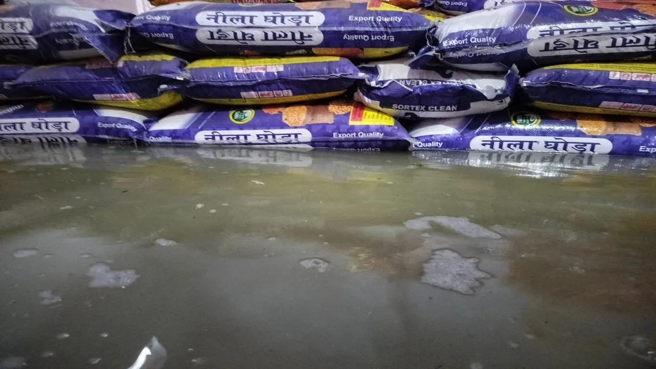 बहराइच: बारिश बनी मुसीबत, गोदाम में पानी भरने से लाखों का नुकसान