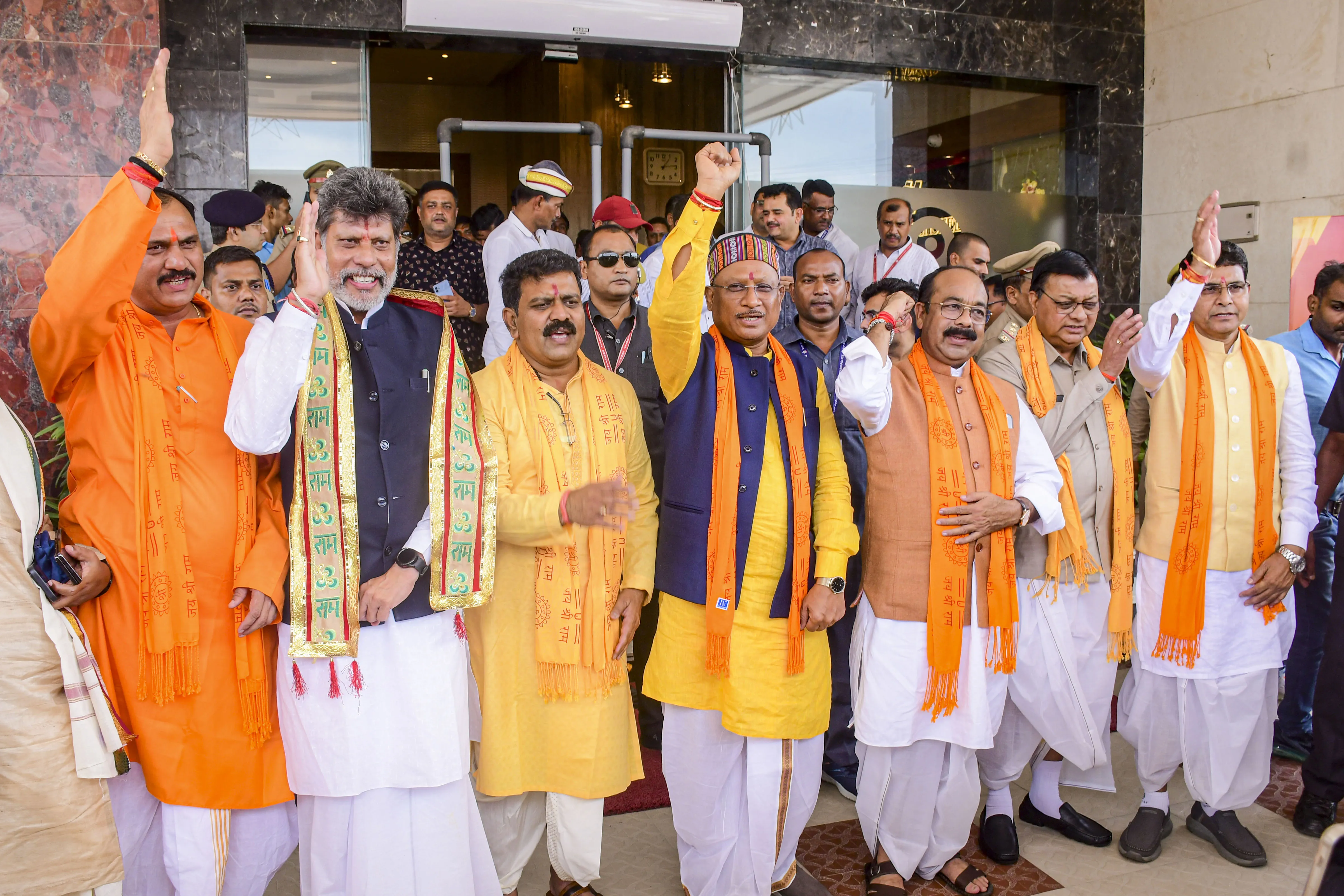 छत्तीसगढ़ के सीएम साय और उनके मंत्रिमंडल के सहयोगियों ने किए रामलला के दर्शन 