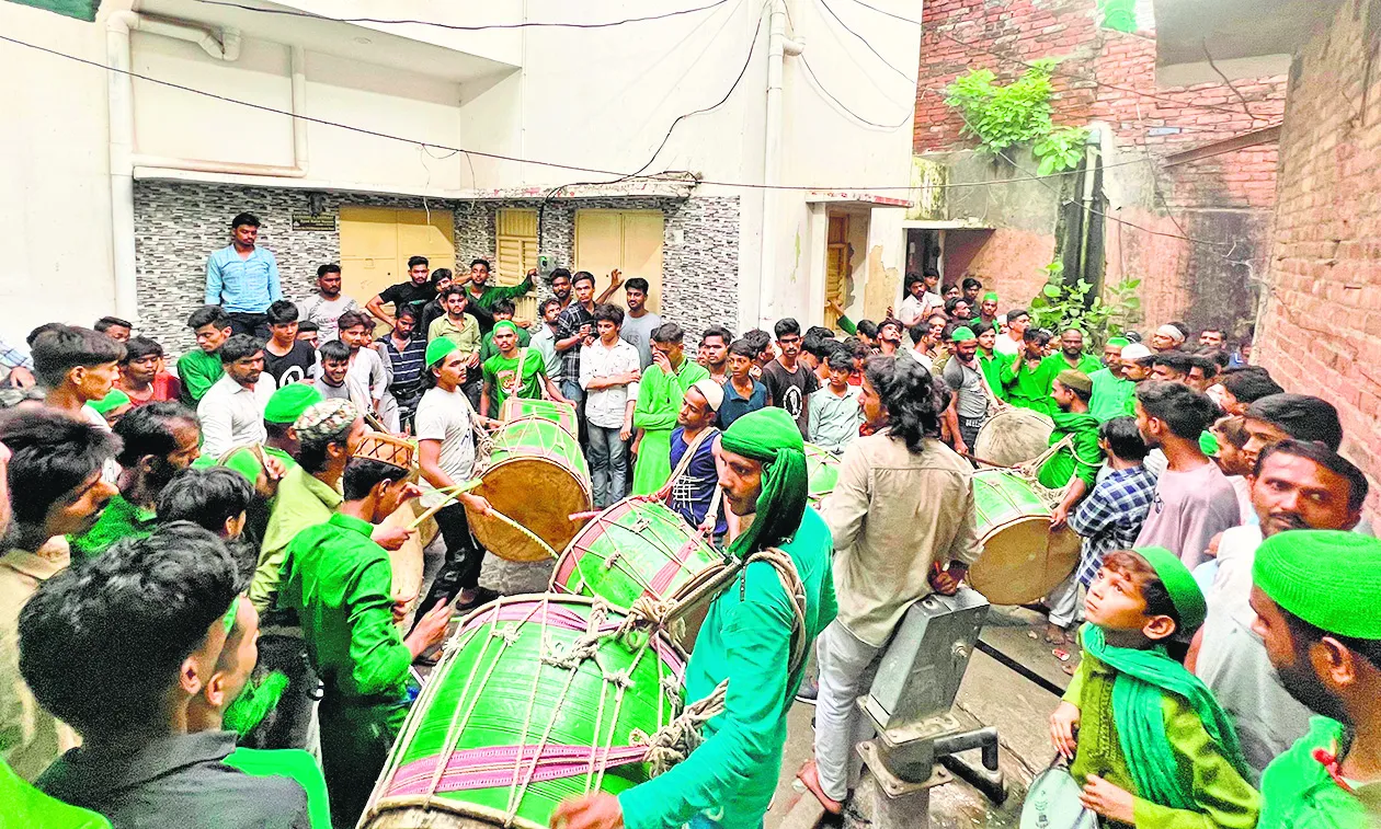 बरेली: खानकाह-ए-नियाजिया से हुसैनी नारों के साथ निकला ऐतिहासिक जुलूस