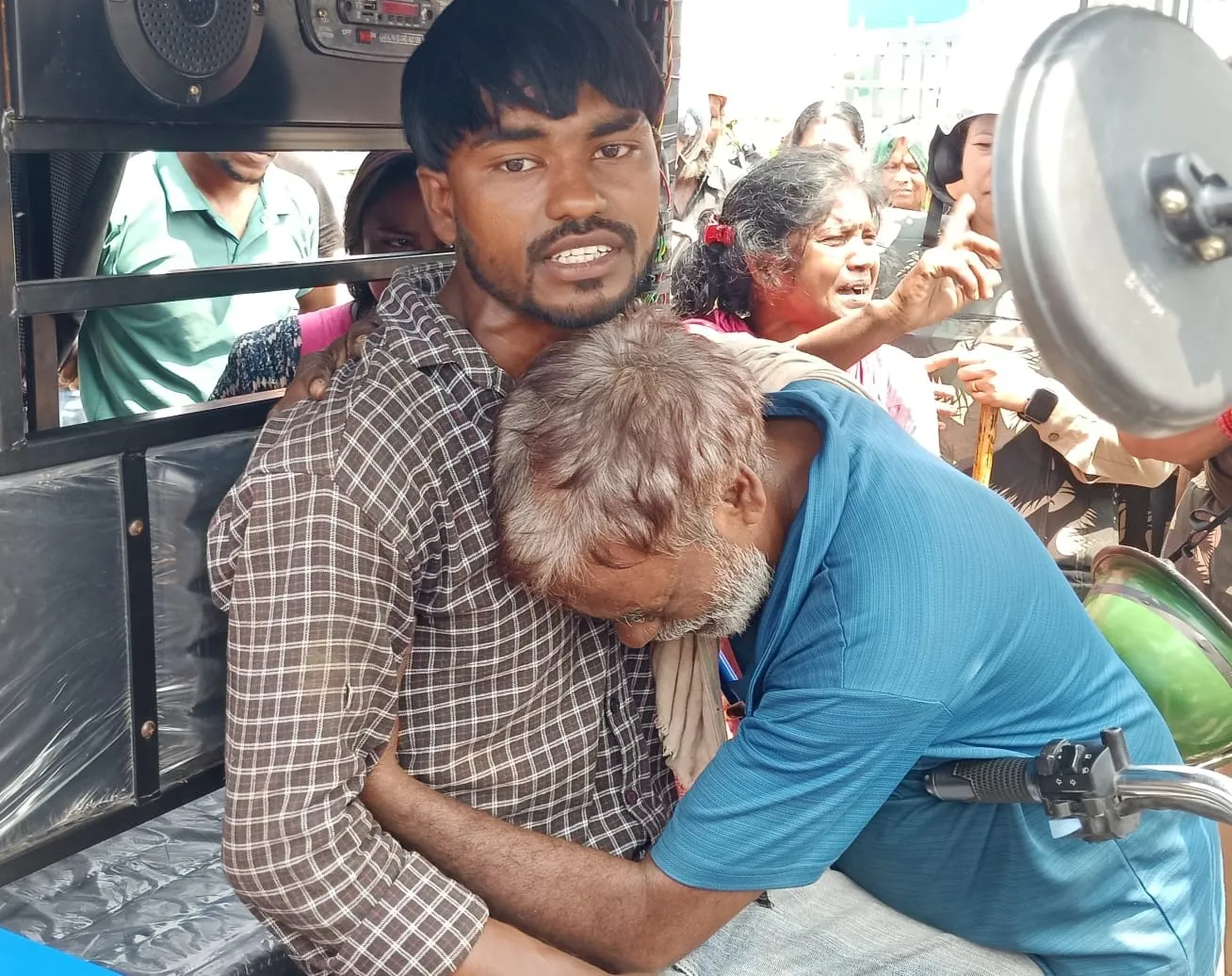 रुद्रपुर: अतिक्रमण:  आंख में आंसू, चेहरे पर मायूसी, बेबस बन देखते रहे ग्रामीण