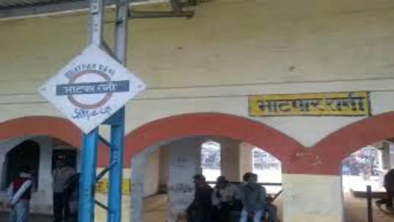 देवरिया में ट्रेन की चपेट में आने से दो की मौत, पटरी के पास भैंस चराते समय हुआ हादसा  