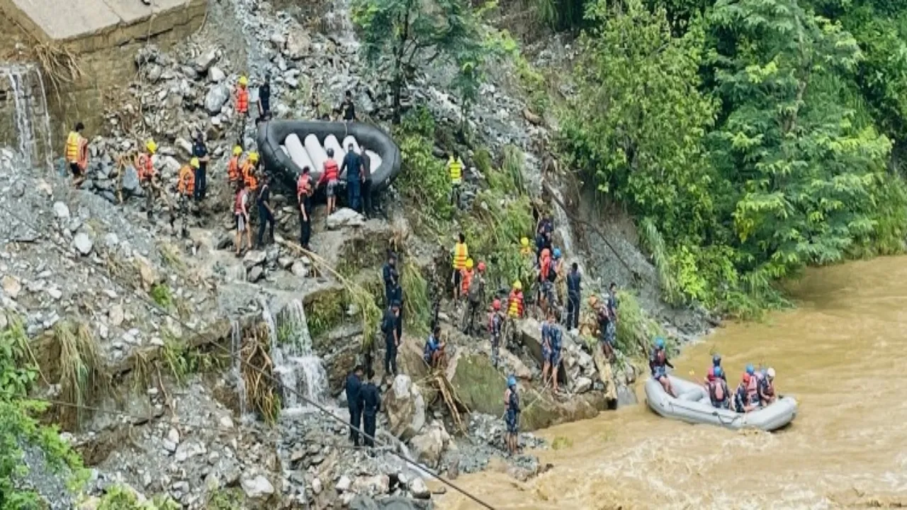 नेपाल भूस्खलन: भारत के 7 यात्रियों के बारे में सामने आई ये जानकारी, सर्च एंड रेस्क्यू जारी 