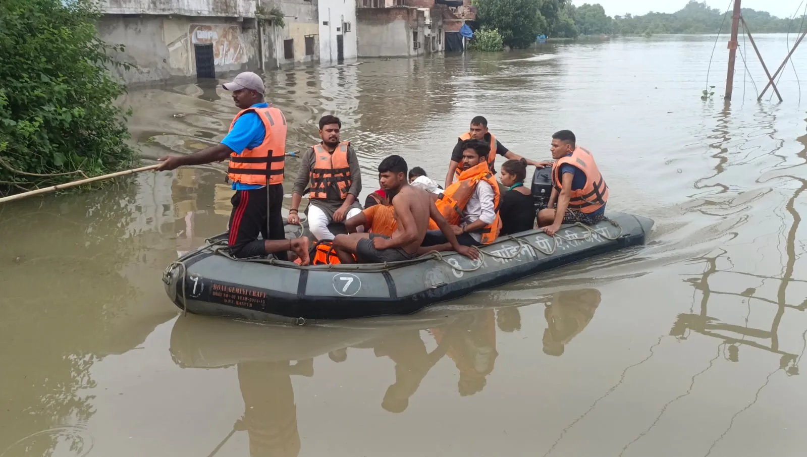 शाहजहांपुर: तीसरे दिन भी बाढ़ से तबाही जारी, 15 से ज्यादा कॉलोनियों में भरा पानी
